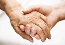 Más de 2.000 personas que cuidan a sus familiares dependientes se han inscrito para recibir un reconocimiento profesional por esta labor en la Comunidad Valenciana