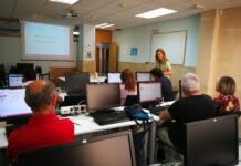 El SEF de Murcia mantiene en agosto su programa de talleres gratuitos que ayudan a las personas en desempleo a encontrar trabajo