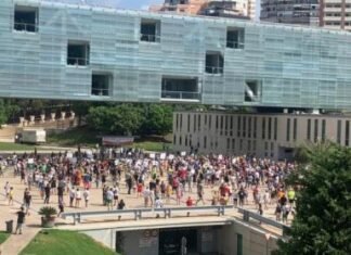 El alcalde de Benidorm atendió a las entidades organizadoras de la marcha de respeto al sector turístico celebrada ayer domingo en la ciudad
