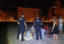 Los jóvenes de Alicante siguen ofreciendo resistencia ante el covid con botellones en las playas de la ciudad