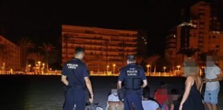 Los jóvenes de Alicante siguen ofreciendo resistencia ante el covid con botellones en las playas de la ciudad