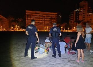 Los jóvenes de Alicante siguen ofreciendo resistencia ante el covid con botellones en las playas de la ciudad