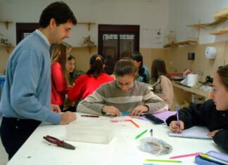 Educación suma en Andalucía 8.000 profesionales de refuerzo a la red pública con 4.000 nuevos docentes