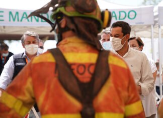 El presidente de Andalucía destaca la coordinación plena entre administraciones que ha evitado daños mayores en Huelva