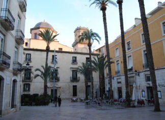 Alicante suplica a Sanidad que se permita a los pubs de copas el uso limitado de las terrazas para salvar sus economías