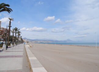 Turismo ofrece información de las playas de Alicante mediante una web y un código QR