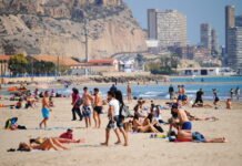 La Policía Nacional detiene en Alicante a una persona por fotografiar a menores sin ropa en la playa