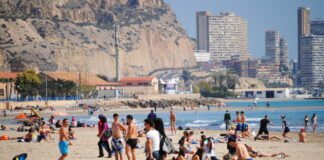 La Policía Nacional detiene en Alicante a una persona por fotografiar a menores sin ropa en la playa