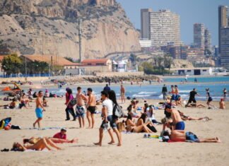 La Policía Nacional detiene en Alicante a una persona por fotografiar a menores sin ropa en la playa