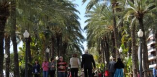 Alicante honra a la Virgen del Remedio con la Alborada, el Desembarco Moro y un zoco árabe