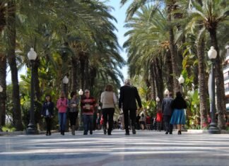 Alicante honra a la Virgen del Remedio con la Alborada, el Desembarco Moro y un zoco árabe