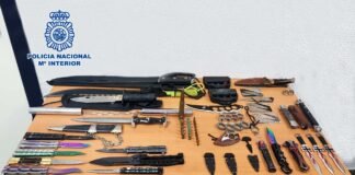 La Policía Nacional ha detenido en Alicante a una persona por agredir y amenazar a otra incautándole un arsenal de armas blancas