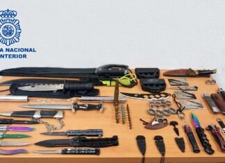 La Policía Nacional ha detenido en Alicante a una persona por agredir y amenazar a otra incautándole un arsenal de armas blancas