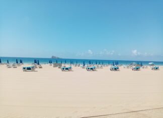 Ciudadanos solicita en Benidorm que la empresa de hamacas reduzca a la mitad el precio y aplique las medidas propuestas por Cs en las playas de la ciudad