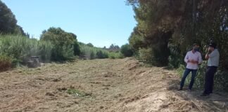 La Confederación Hidrográfica del Segura limpia barrancos en la costa de Orihuela en el aniversario de la gota fría del 2019