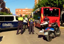 La Policía Nacional y la Policía Local de Alicante detiene a una persona por intentar apuñalar al conductor de un autobús