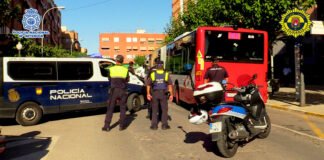La Policía Nacional y la Policía Local de Alicante detiene a una persona por intentar apuñalar al conductor de un autobús