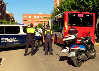 La Policía Nacional y la Policía Local de Alicante detiene a una persona por intentar apuñalar al conductor de un autobús
