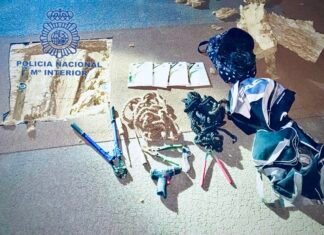 La Policía Nacional ha impedido que se produjera un robo en un conocido establecimiento comercial de Elche por el método del butrón