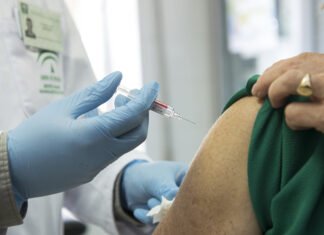 Sanidad empieza a contactar con pacientes de riesgo para que acudan a vacunarse contra la gripe a partir del 5 de octubre en toda la Comunidad Valenciana