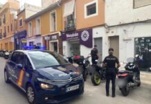 La Policía Nacional, Ayuntamiento de Denia y vecinos de la localidad se unen para evitar la ocupación de una vivienda