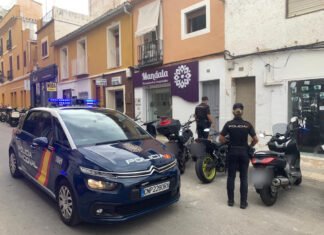 La Policía Nacional, Ayuntamiento de Denia y vecinos de la localidad se unen para evitar la ocupación de una vivienda