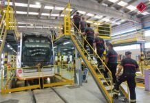 Los bomberos de Alicante realizan prácticas en las instalaciones de las cocheras del TRAM
