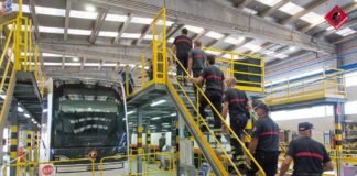 Los bomberos de Alicante realizan prácticas en las instalaciones de las cocheras del TRAM