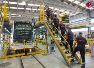 Los bomberos de Alicante realizan prácticas en las instalaciones de las cocheras del TRAM