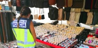 La Policía Nacional ha detenido en Denia a dos personas por la venta de productos falsificados