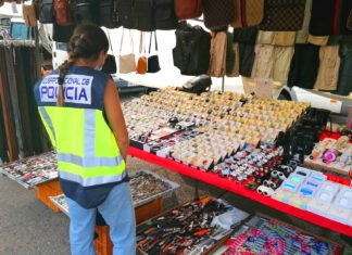 La Policía Nacional ha detenido en Denia a dos personas por la venta de productos falsificados