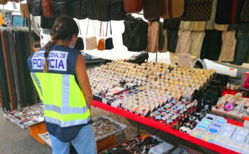 La Policía Nacional ha detenido en Denia a dos personas por la venta de productos falsificados