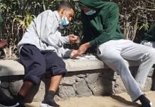 Inmigrantes ilegales de pateras llegados a Canarias secan al sol sus billetes de 20 y 50 euros mojados durante la travesía