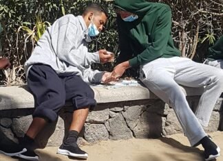 Inmigrantes ilegales de pateras llegados a Canarias secan al sol sus billetes de 20 y 50 euros mojados durante la travesía