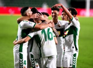 El Elche hace soñar a su afición tras su triunfo frente al Valencia por 2-1 en el Martínez Valero