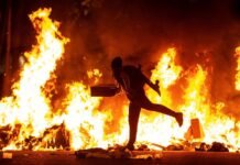 Batalla campal en Barcelona entre disconformes con las restricciones y los Mossos d´esquadra