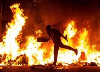 Batalla campal en Barcelona entre disconformes con las restricciones y los Mossos d´esquadra