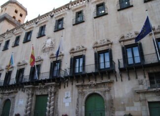 El Ayuntamiento de Alicante dedica 240.000 euros a cursos de alfabetización de adultos