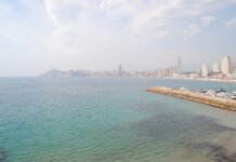 Un policía nacional aborta el suicidio de una mujer en el espigón del puerto de Benidorm
