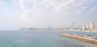 Un policía nacional aborta el suicidio de una mujer en el espigón del puerto de Benidorm