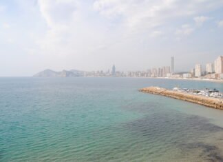 Un policía nacional aborta el suicidio de una mujer en el espigón del puerto de Benidorm