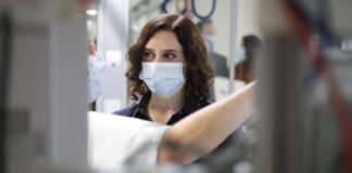 Díaz Ayuso pide a la Agencia Española del Medicamento que farmacias realicen test de antígenos