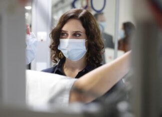 Díaz Ayuso pide a la Agencia Española del Medicamento que farmacias realicen test de antígenos