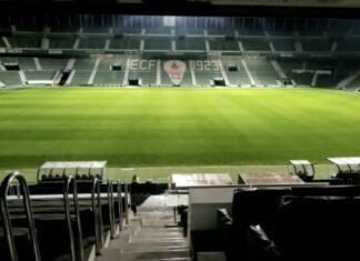 El Estadio Martínez Valero prepara el nuevo sistema de iluminación que exige el fútbol de élite