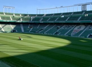 El Elche C.F. realiza tareas de mantenimiento y mejora del césped del Martínez Valero