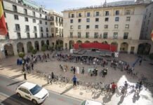 Tres mil firmas son entregadas por alumnos del IES Cabo de la Huerta al Ayuntamiento bajo el lema ‘Por un Alicante Sostenible’