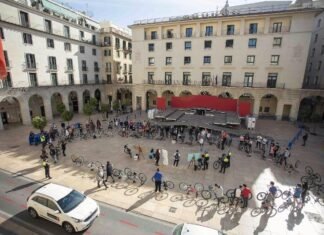 Tres mil firmas son entregadas por alumnos del IES Cabo de la Huerta al Ayuntamiento bajo el lema ‘Por un Alicante Sostenible’