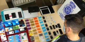 La Policía Nacional detiene en Benidorm a cuatro miembros de una organización criminal dedicada a estafas masivas a través de internet