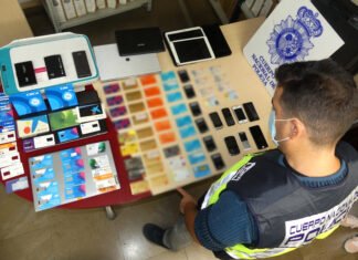 La Policía Nacional detiene en Benidorm a cuatro miembros de una organización criminal dedicada a estafas masivas a través de internet