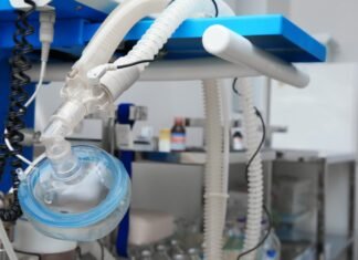 El Hospital Príncipe de Asturias casi ha triplicado la capacidad de su UCI en Madrid debido a la pandemia